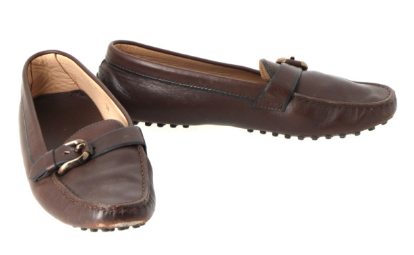 TODDS - Paire de mocassins en cuir brun,