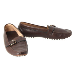 TODDS - Paire de mocassins en cuir brun,