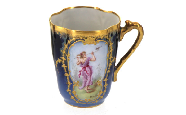 LIMOGES - Jolie tasse rocaille en porcel