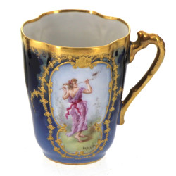 LIMOGES - Jolie tasse rocaille en porcel