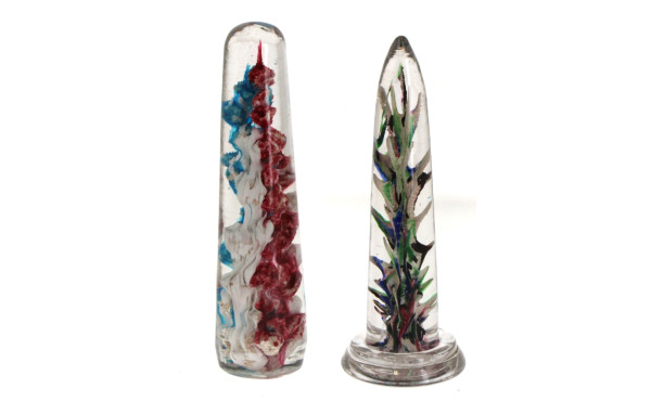 Deux supports ou presse-papier en verre,