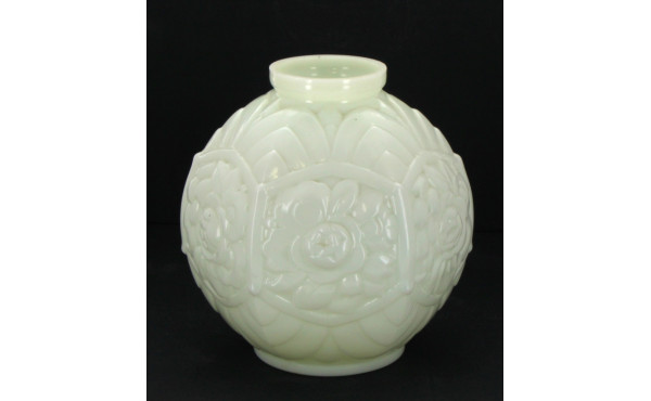Vase boule ART DECO en verre opalin à dé