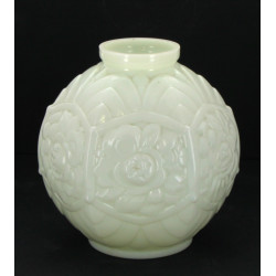 Vase boule ART DECO en verre opalin à dé