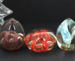 5 boules presse-papiers + 1 poire en ver