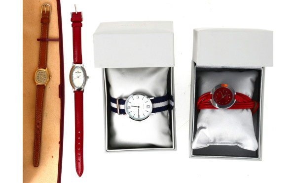 Lot de 4 montres bracelets de dame dont 