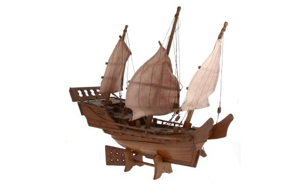 Maquette de jonque sur support