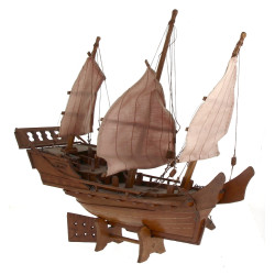 Maquette de jonque sur support