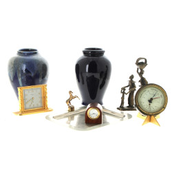 Lot de bibelots divers: vases en grès, p