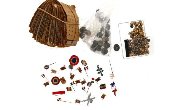 MILITARIA - Lot de divers insignes d'épo