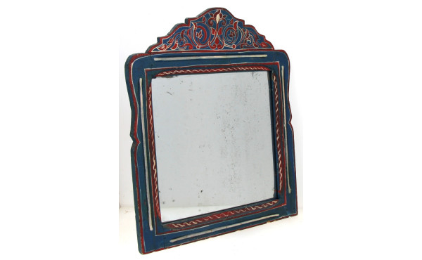 Miroir à encadrement en bois peint dans 