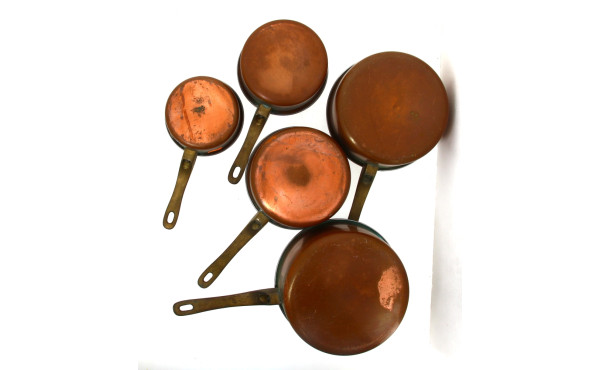 Batterie de casseroles en cuivre moderne
