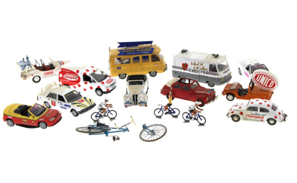 Lot de petites voitures et fourgons pub