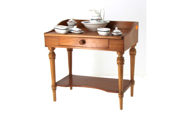 Table de toilette de poupée en merisier 