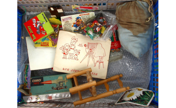 Caisse de jeux et jouets divers dont jeu