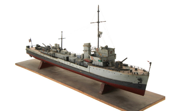 Maquette ancienne de bateau militaire en