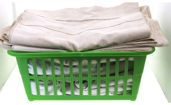 Lot de linge ancien : un drap brodé : 5 