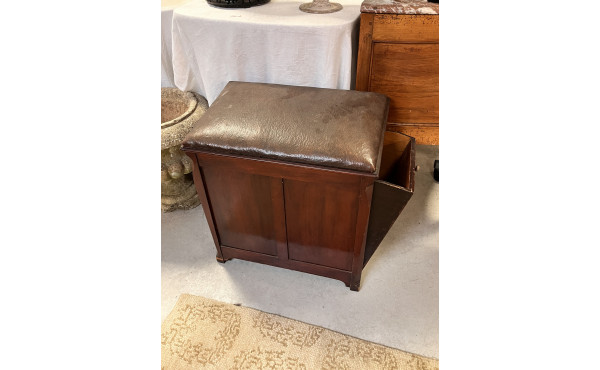 Petit meuble anglais, assise skaï brun e