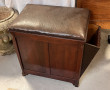 Petit meuble anglais, assise skaï brun e