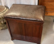 Petit meuble anglais, assise skaï brun e