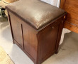 Petit meuble anglais, assise skaï brun e