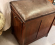 Petit meuble anglais, assise skaï brun e