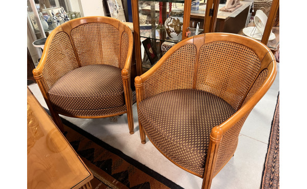 Paire de fauteuils en bois clair et cann