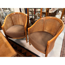 Paire de fauteuils en bois clair et cann