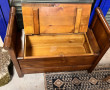 Petit banc coffre en bois massif teinte 