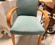 Fauteuil bridge en bois clair et velours