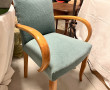 Fauteuil bridge en bois clair et velours