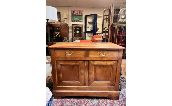 Buffet bas ancien en bois fruitier ouvra