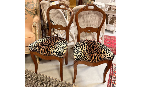 Suite de 4 chaises anciennes en bois fru