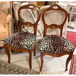 Suite de 4 chaises anciennes en bois fru