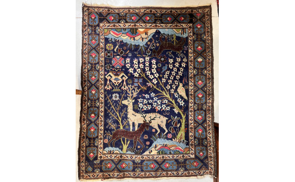 Tapis en laine points noués à décor de c