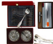 Paire de salerons en verre moulé et méta