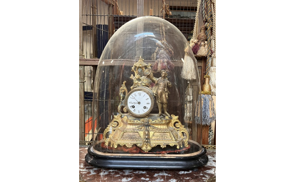 Pendule en métal doré sous globe XIXe, n