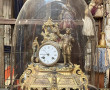 Pendule en métal doré sous globe XIXe, n