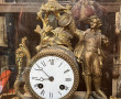 Pendule en métal doré sous globe XIXe, n