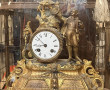 Pendule en métal doré sous globe XIXe, n