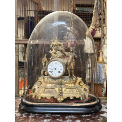 Pendule en métal doré sous globe XIXe, n