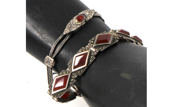 Deux bracelets en argent dont l'un portr