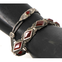 Deux bracelets en argent dont l'un portr