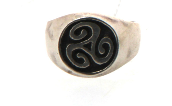 TOULHOAT - Chevalière triskel en argent.