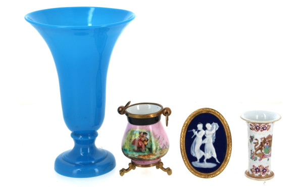 Médaillon ancien en porcelaine décor fem