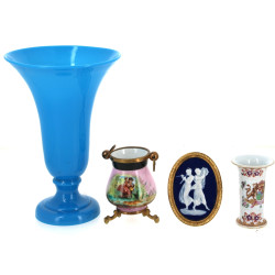 Médaillon ancien en porcelaine décor fem