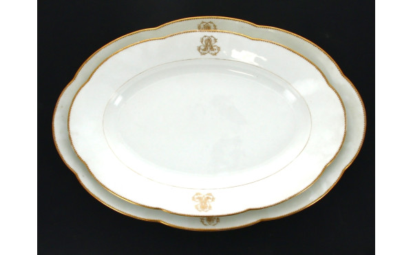 Paire de plats de forme ovale en porcela