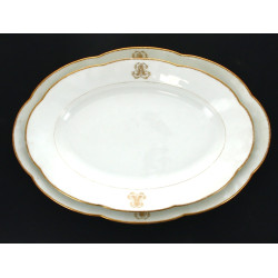 Paire de plats de forme ovale en porcela