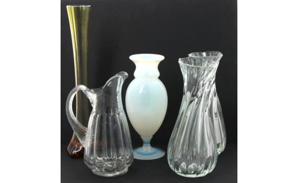 Joli broc à eau ancien en verre moulé, p