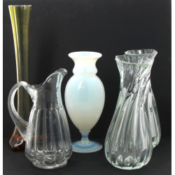 Joli broc à eau ancien en verre moulé, p