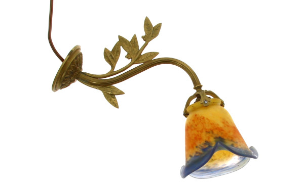 Applique en laiton avec corolle en verre
